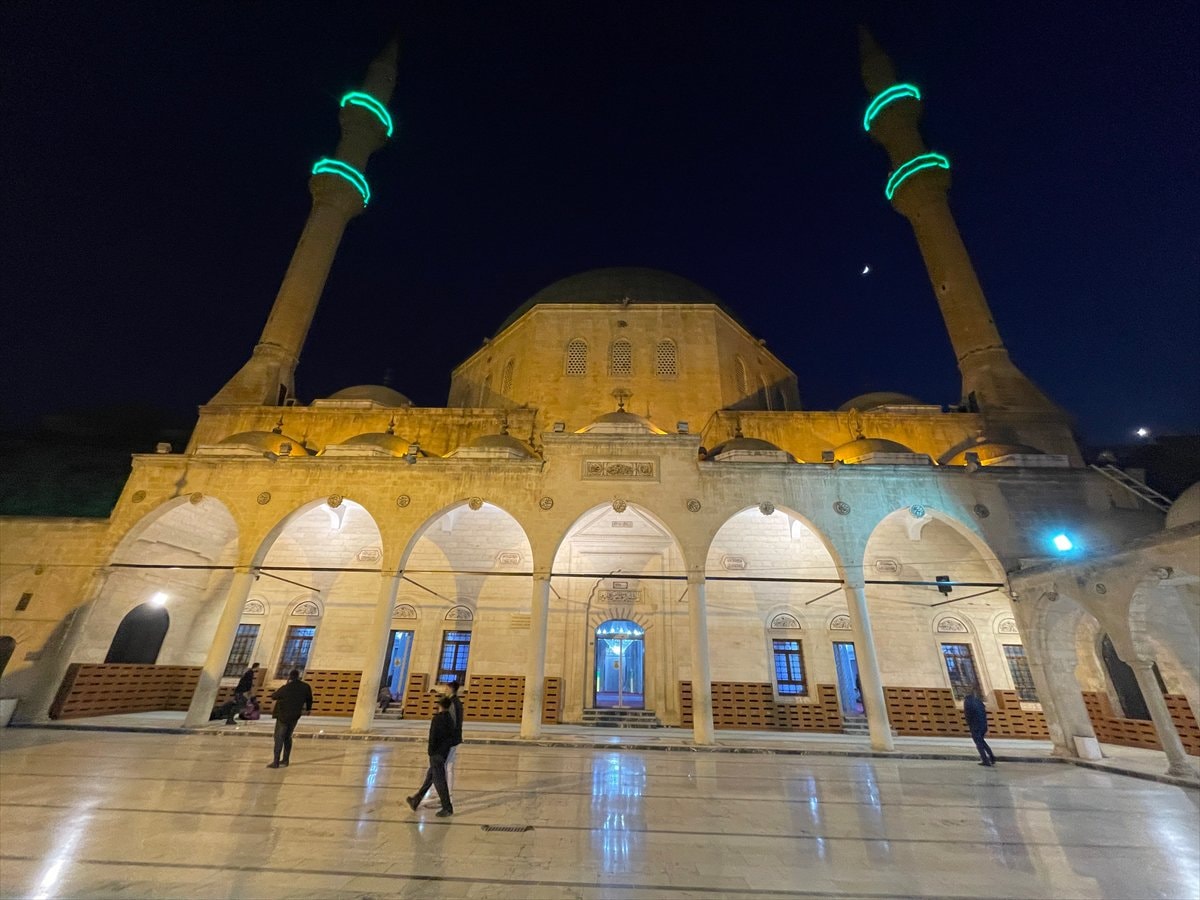 Türkiye genelinde Regaip Kandili camilerde dualarla idrak edildi