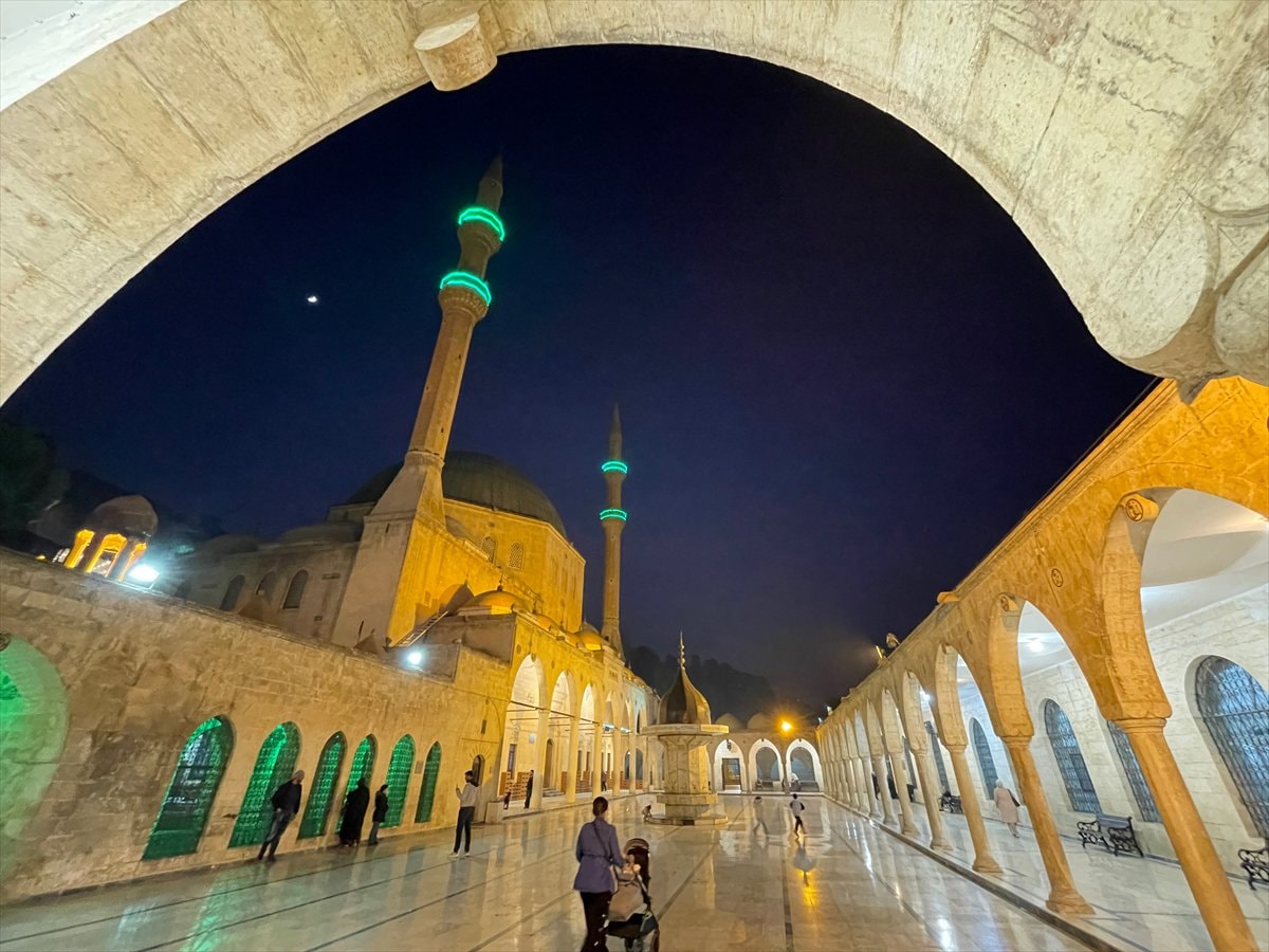 Türkiye genelinde Regaip Kandili camilerde dualarla idrak edildi