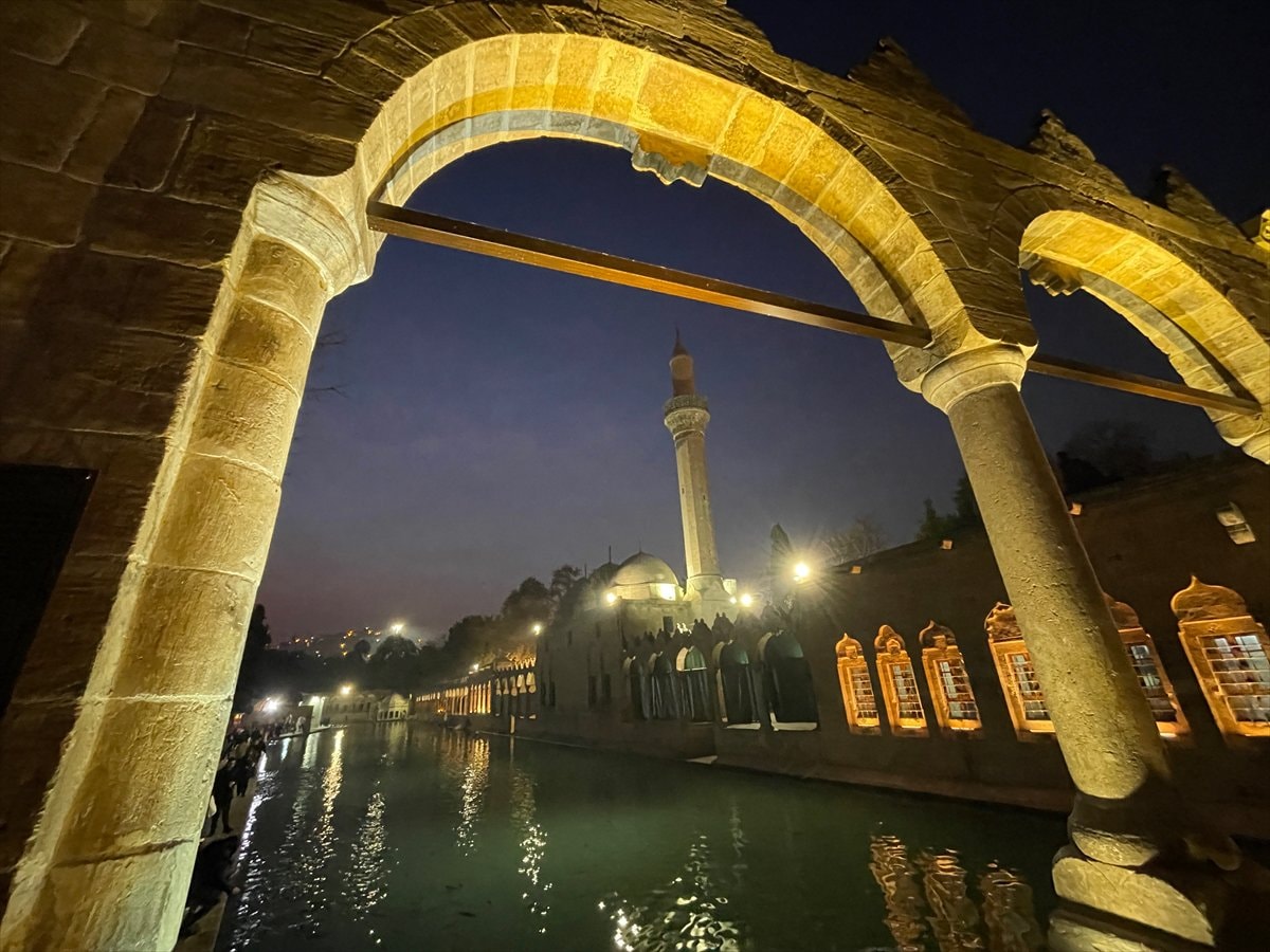 Türkiye genelinde Regaip Kandili camilerde dualarla idrak edildi