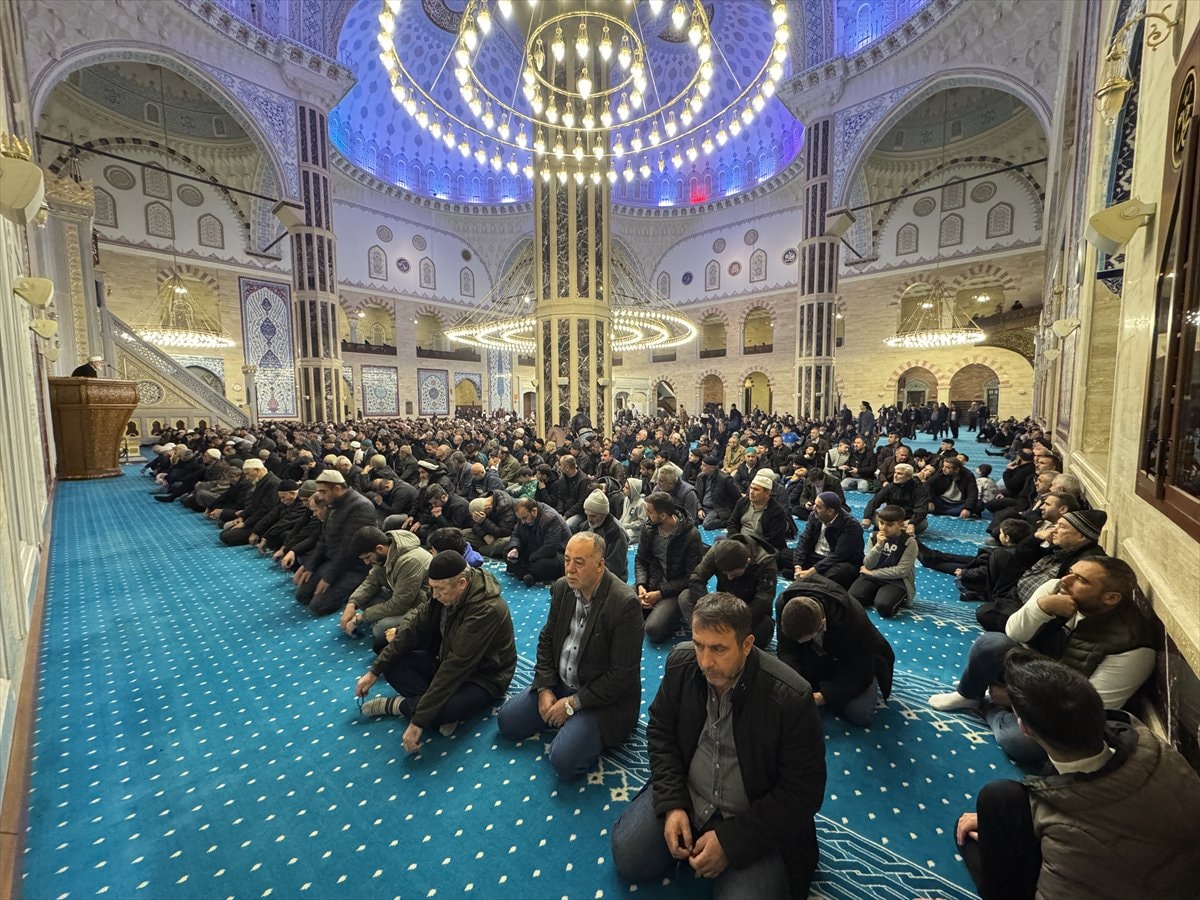 Türkiye genelinde Regaip Kandili camilerde dualarla idrak edildi