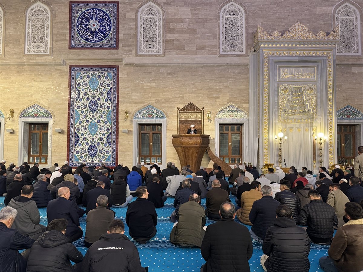 Türkiye genelinde Regaip Kandili camilerde dualarla idrak edildi