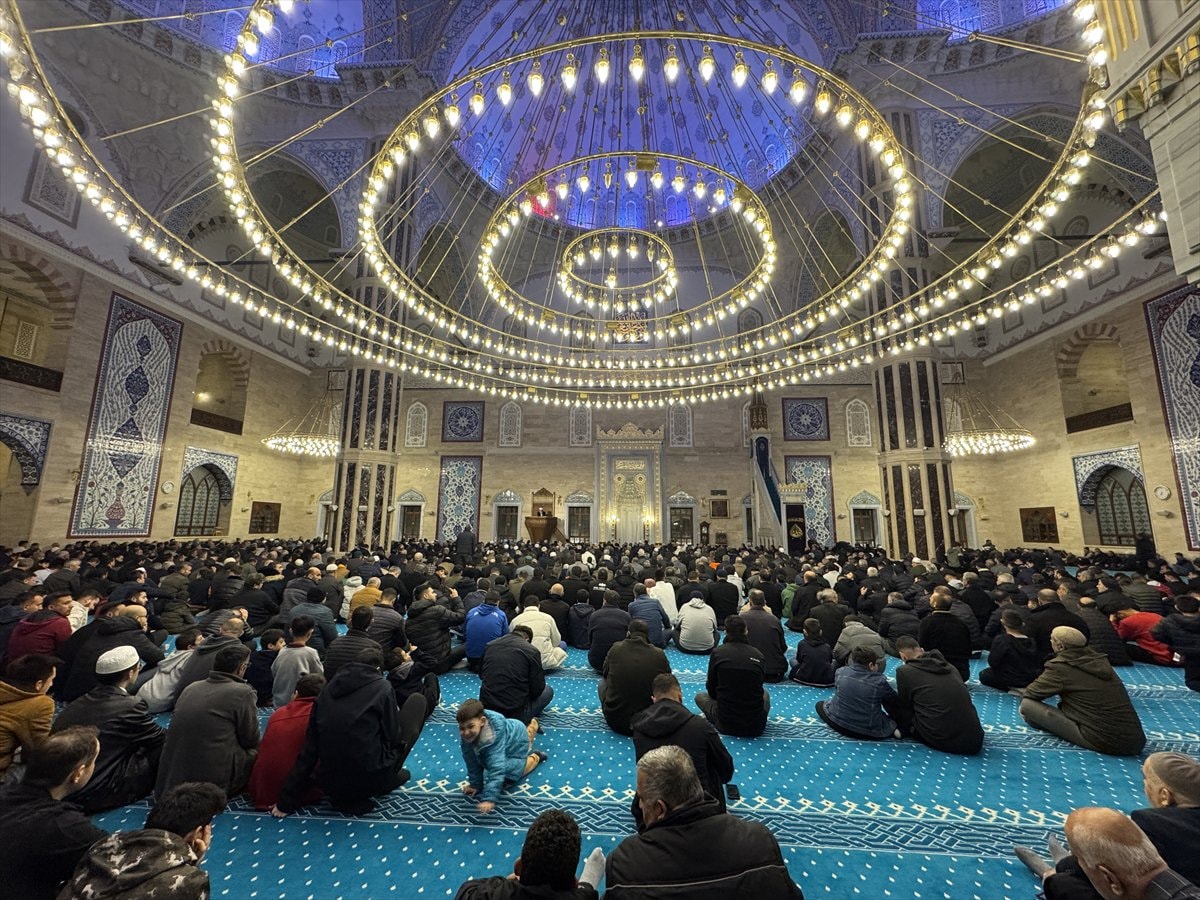 Türkiye genelinde Regaip Kandili camilerde dualarla idrak edildi