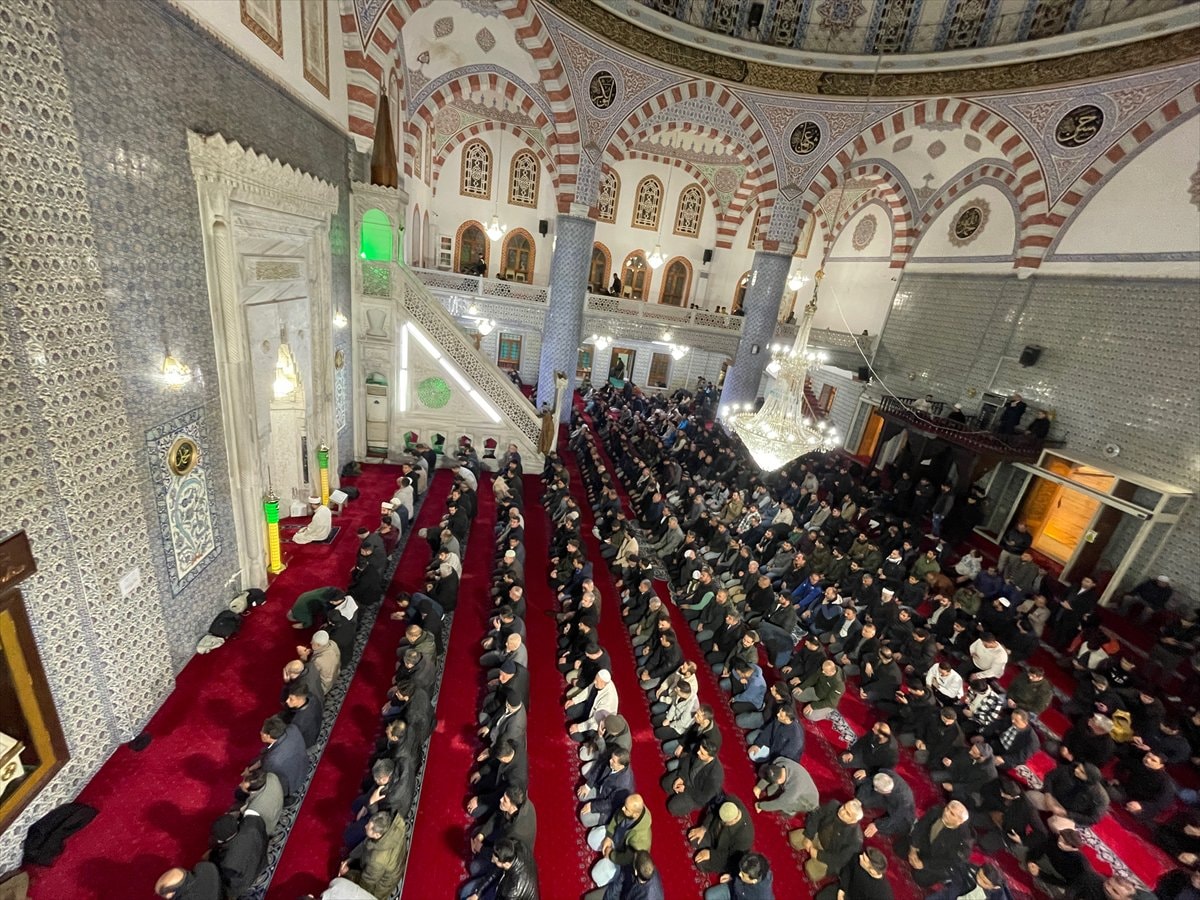 Türkiye genelinde Regaip Kandili camilerde dualarla idrak edildi