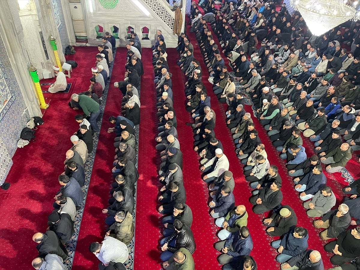 Türkiye genelinde Regaip Kandili camilerde dualarla idrak edildi