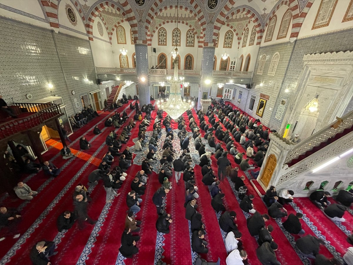 Türkiye genelinde Regaip Kandili camilerde dualarla idrak edildi