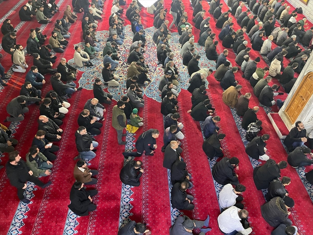 Türkiye genelinde Regaip Kandili camilerde dualarla idrak edildi