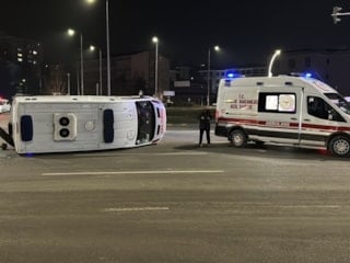 Karabük'te otomobil ile çarpışan ambulanstaki sağlık çalışanları yaralandı