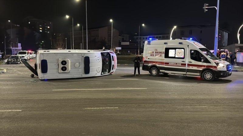 Karabük'te otomobil ile çarpışan ambulanstaki sağlık çalışanları yaralandı