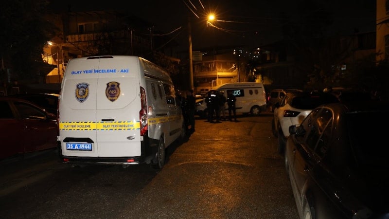 İzmir'de hırsızlık için girdikleri evin sahibini öldürüp kaçtılar