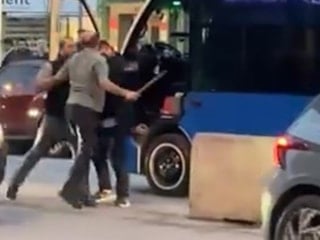 İstanbul Kadıköy'de trafikte sopalı kavga