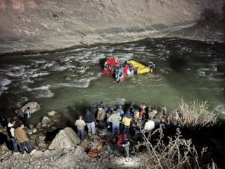Hakkari'de uçurumdan düşen otomobilin kadın sürücüsü ağır yaralandı