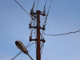 Hatay'da elektrik tellerinin bomba gibi patladığı anlar panik yarattı