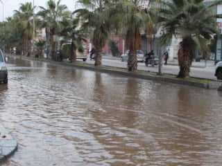 Adana'da içme suyu borusu patladı: Sokaklar göle döndü
