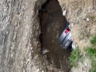 İstanbul'da obruk oluştu: Araç içinde kayboldu