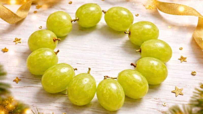 Yılbaşında 12 üzüm ritüeli nasıl yapılır? 12 üzüm yeme saati...