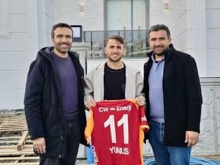 Yunus Akgün yeni evinin önünde formayla poz verdi