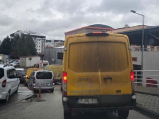 Bilecik'te PTT'nin kargo araçları trafiği kilitliyor