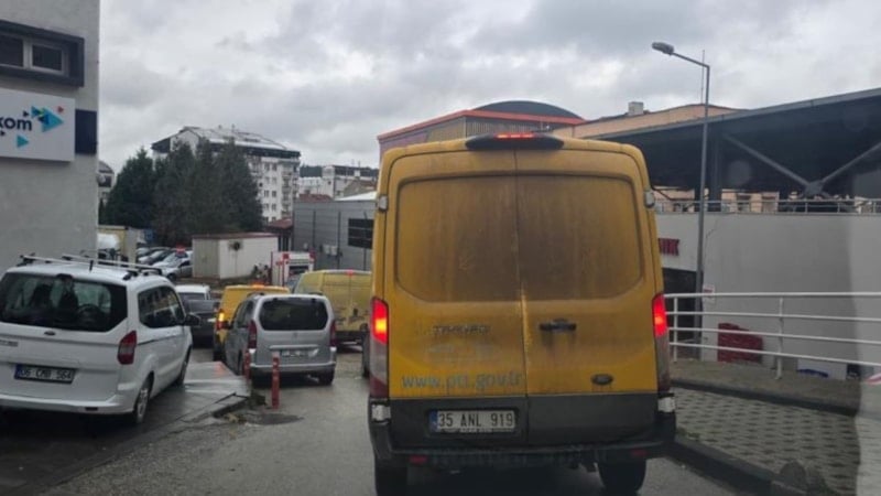 Bilecik'te PTT'nin kargo araçları trafiği kilitliyor