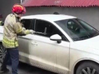 İstanbul'da küçük çocuk araç içinde mahsur kaldı