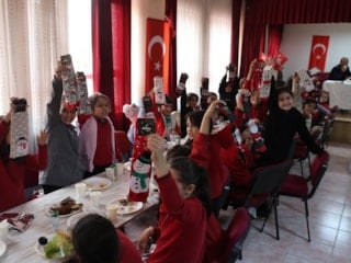 Adana'da minik yüreklerden büyük dayanışma