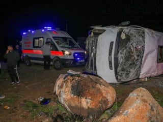 Diyarbakır’da işçi servisi devrildi: 16 yaralı