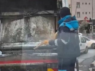 Pendik'te çöpten çıkan bağlama, yüreklere dokundu