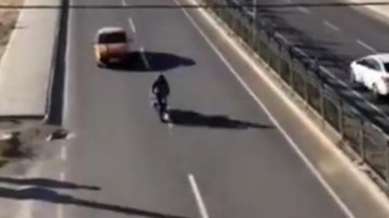 Mardin'de trafik güvenliğini tehlikeye sokan motosiklet sürücüsü yakalandı