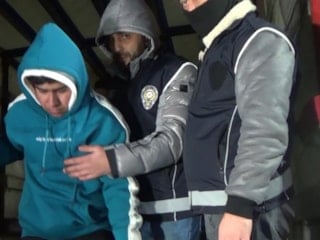 Erzurum'da gümrük mühürlü tırda 23 düzensiz göçmen yakalandı