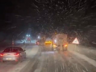 Erzincan'da karayolları ekipleri, geçitleri ulaşıma açık tutmaya çalışıyor