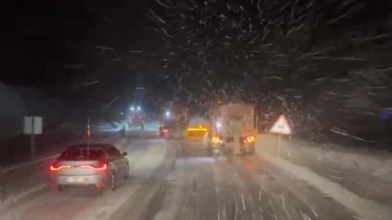 Erzincan'da karayolları ekipleri, geçitleri ulaşıma açık tutmaya çalışıyor