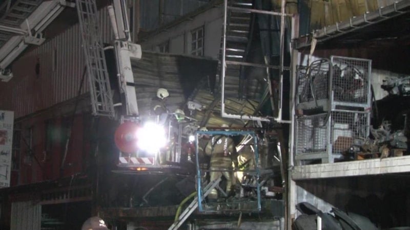 İstanbul Başakşehir'de oto sanayi sitesinde yangın: 1 ölü