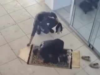 İstanbul'da namaz kılan çırağın kıblesi arkadaşı tarafından düzeltildi