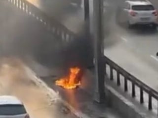 İstanbul'da yolun ortasında motosiklet alev alev yandığı anlar kameraya yansıdı