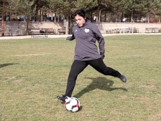 Vanlı Hümeyra’nın azim dolu yolculuğu: Sokak aralarından yeşil sahalara