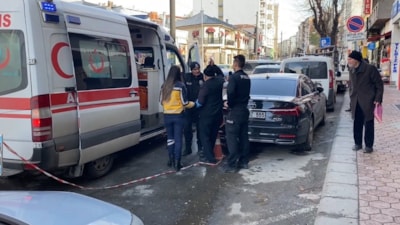 Eskişehir'de tedaviyi reddeden alkollü adam ile polis arasında ilginç olay: Öpüp, sigara uzatmaya çalıştı