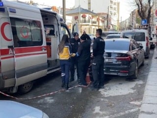 Eskişehir'de tedaviyi reddeden alkollü adam ile polis arasında ilginç olay: Öpüp, sigara uzatmaya çalıştı