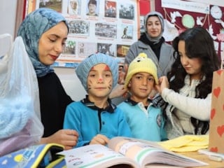Erzincan'da üniversiteli gönüllülerden köy çocuklarına sıcak dokunuş