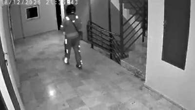 Ankara'da sipariş götürdüğü binaya tuvaletini yaptı