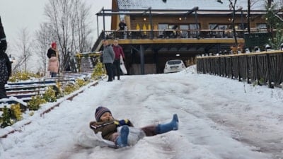 Zonguldak'ta çocukların kar sevinci