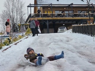 Zonguldak'ta çocukların kar sevinci