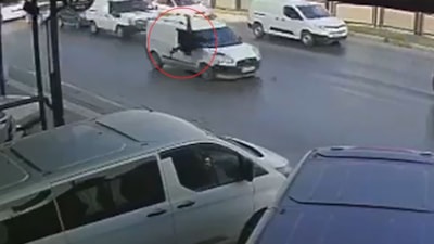 Adana'da yolun karşısına geçmeye çalışan yaya otomobilin altında kaldı