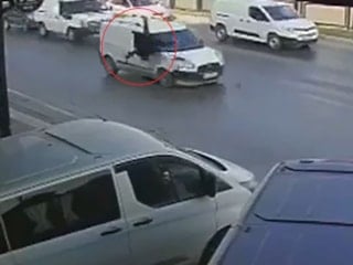 Adana'da yolun karşısına geçmeye çalışan yaya otomobilin altında kaldı