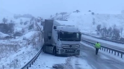 Erzurum'da kayan tırlar yolu ulaşıma kapattı