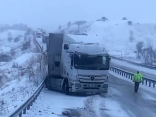 Erzurum'da kayan tırlar yolu ulaşıma kapattı