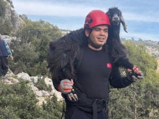 Mersin’de uçurumda can pazarı: Mahsur kalan 2 keçi kurtarıldı