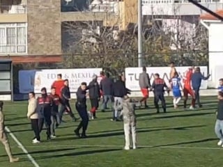 Aydın'da amatör lig maçında saha karıştı: Jandarma sahaya girdi