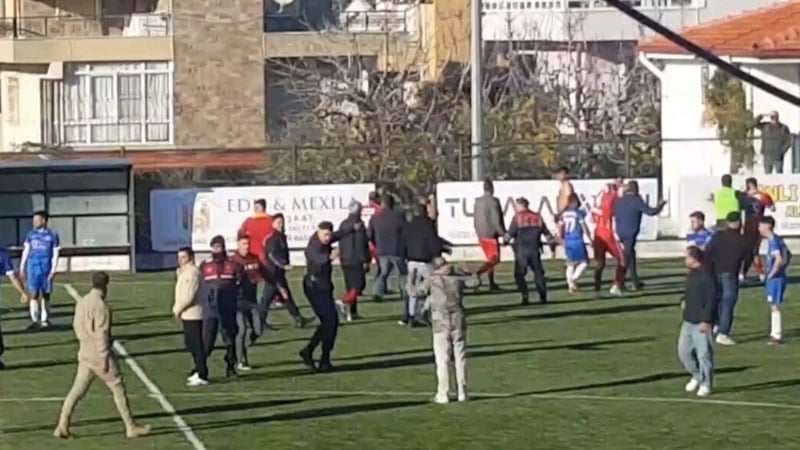 Aydın'da amatör lig maçında saha karıştı: Jandarma sahaya girdi