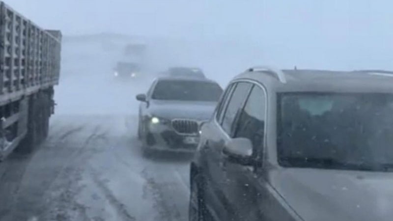 Tendürek Geçidi’nde ulaşım felç oldu