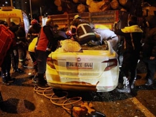 Kastamonu'da tıra saplanan otomobildeki 1 kişi öldü