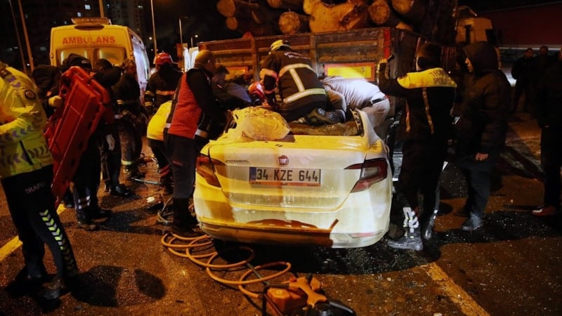 Kastamonu'da tıra saplanan otomobildeki 1 kişi öldü